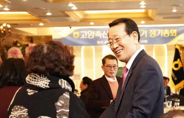 유완식 조합장이 조합원들과 인사를 하며 반갑게 맞이하고 있다.