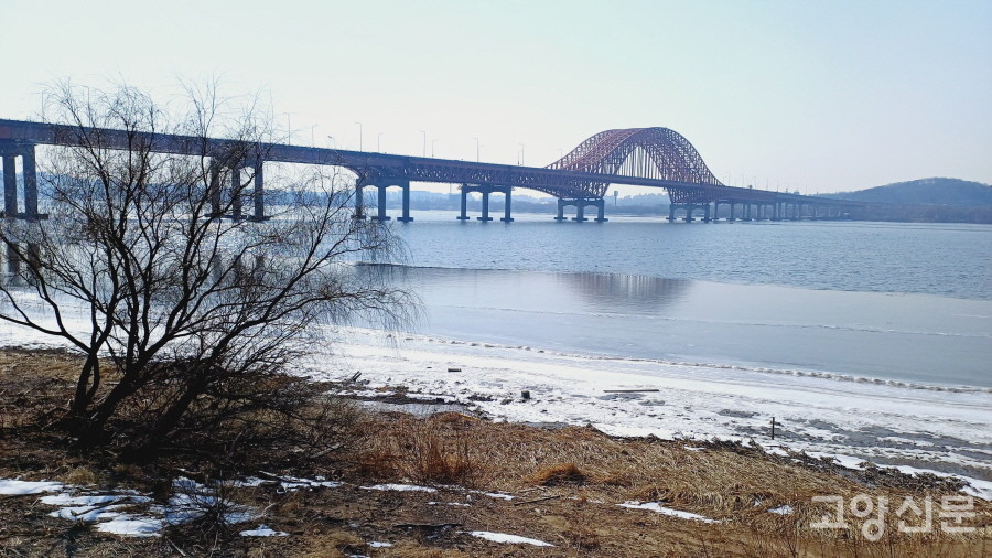 방화대교 인근 풍경. 강물 가장자리를 따라 얼음띠가 하얗게 이어져 있다. 