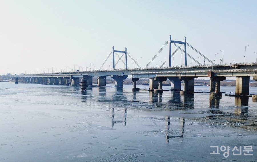 부분적으로 얼음이 얼어 있는 행주대교 상단.