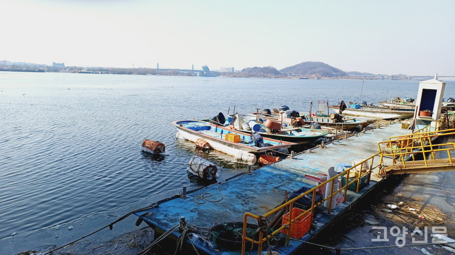 행주대교 아래쪽에 있는 행주어촌계 선착장. 강물이 얼지 않아 한겨울 같지 않은 풍경을 연출하고 있다. 
