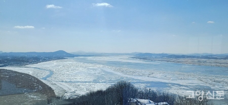 오두산 통일전망대에서 바라본 서울 방향 한강 풍경.