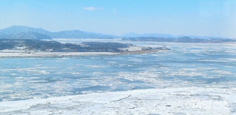 오두산 통일전망대에서 바라본 김포, 강화 방향 한강-조강 풍경. 