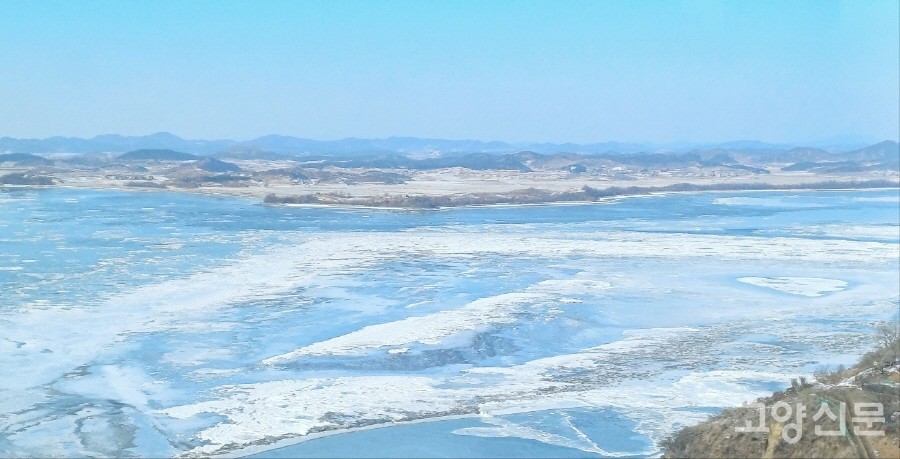오두산 통일전망대에서 바라본 북한 개풍군 방향 임진강-조강 풍경.