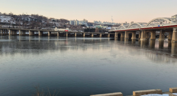 기상청이 9일 '한강 결빙'을 공식 발표했다. 사진은 한강 결빙의 관측지점인 한강대교 남측 상류 지점. [사진=기상청]