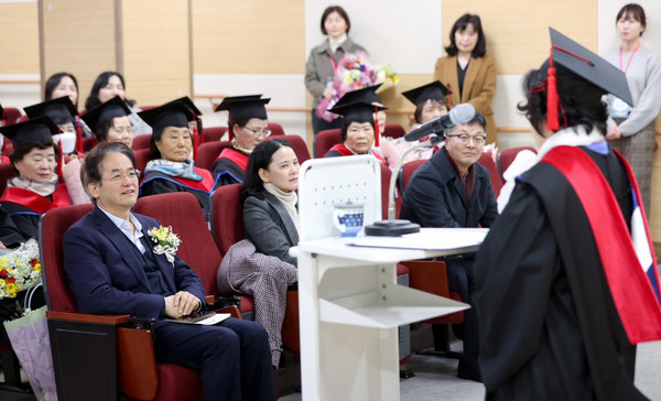중학과정 졸업생을 대표해 최영이씨가 송사를 하고 있다.