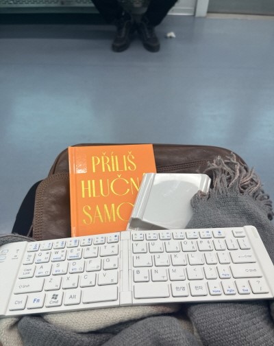 지하철 좌석에 앉은 김수지 작가의 무릎 위에 잭과 키보드가 올려져 있다. [사진=김수지]