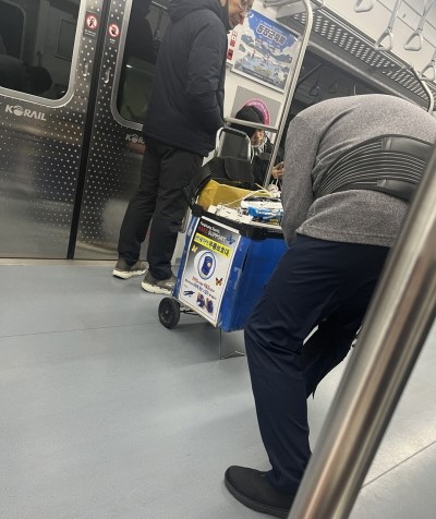 지하철 안에서 마주친, 무릎 보호대를 파는 아저씨. [사진=김수지]