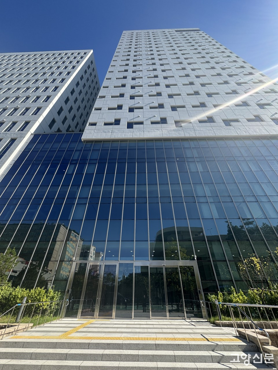 1년 반 넘게 활용방안을 마련하지 못한 채 공간 대부분이 비어 있는 백석 업무빌딩. 최근 요진과의 기부채납 지연 손해배상 청구 1심 결과 재판부가 배상액 감액의 주요 사유로 '업무빌딩 미활용' 문제를 지적함에 따라 이에 대한 대책마련이 시급하게 요구되고 있다.