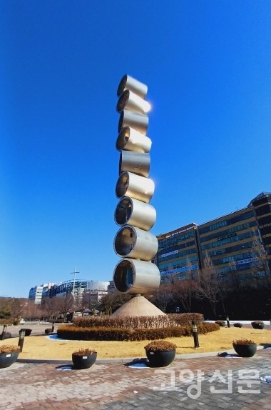 '바람곶'이라는 공식 명칭보다는 떡꼬치탑 등의 별명으로 더 많이 불리는 일산신도시 조성 기념 조형물.