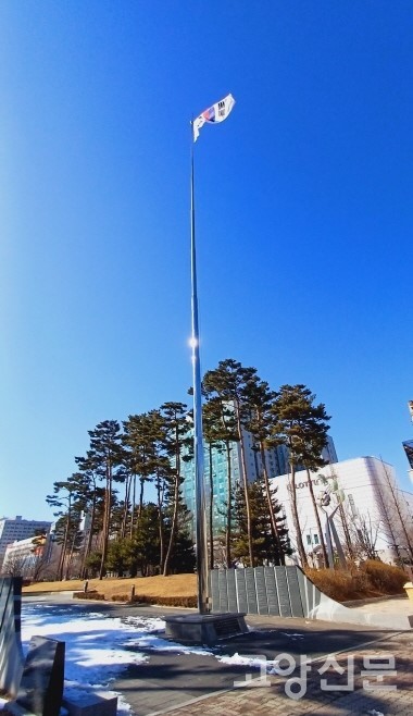 30m가 넘는 커다란 국기게양대 위에서 펄럭이고 있는 태극기. 