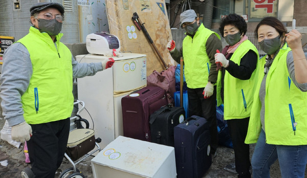 탄현1동 지역사회보장협의체가 열악한 주거 환경에서 생활하던 가구에 ‘이웃사랑 대청소 봉사’를 진행했다.