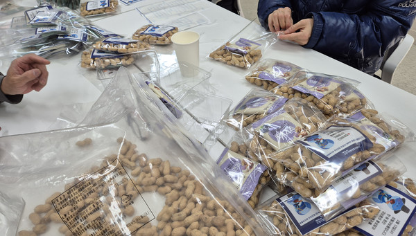 부럼을 포장하는 주민모임.