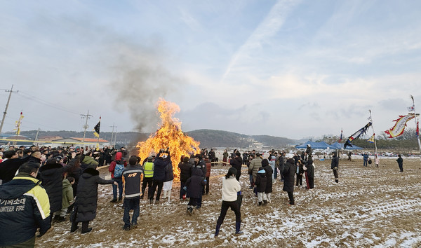 정월대보름놀이 달집태우기.