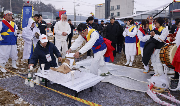 이재욱 진밭두레보존회장이 달집 태우기에 앞서 고양시의 안녕을 기원하며 절을 했다.