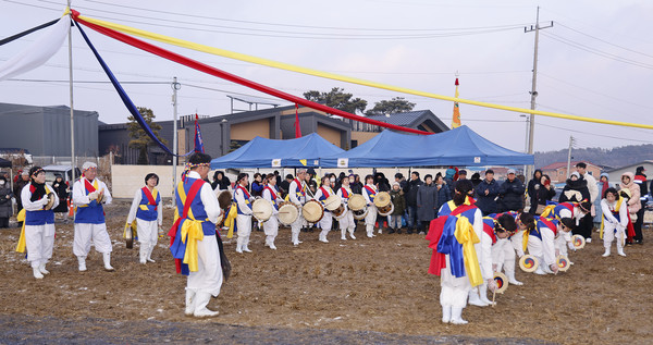 진밭두레보존회가 식전 행사로 공연을 하고 있다.