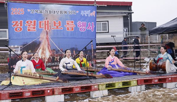 가야금 병창 공연도 이날 많은 주민에게 큰 박수를 받았다.