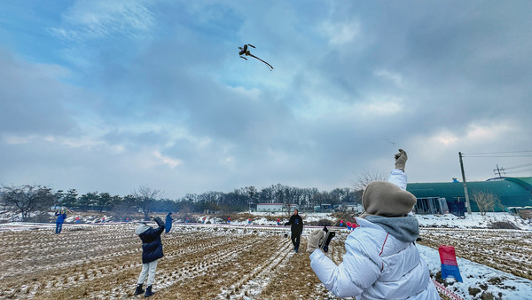 연날리기를 하는 참여주민.