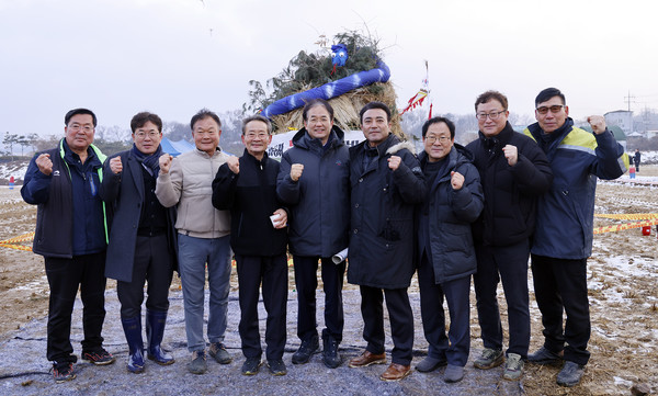 달집 앞에서 마을을 위한 파이팅을 하는 이동환 시장(가운데)과 내빈들.