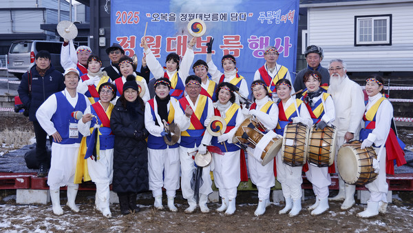진밭두레보존회원들이 축제를 끝낸 후 단체사진을 촬영했다.