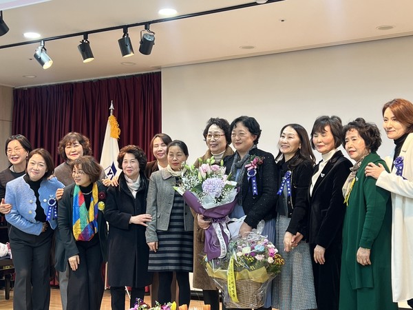 김혜경 회장에 대한 감사의 마음을 담은 꽃다발을 전한 후 기념촬영하는 회원들 