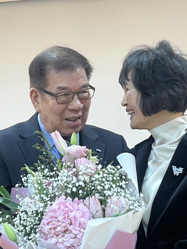 고양YWCA 활동에 전념할 수 있도록 아낌없이 지원해준 남편 최국진 님의 축하 꽃다발을 받고 환하게 웃는 김용주 신임 회장. 