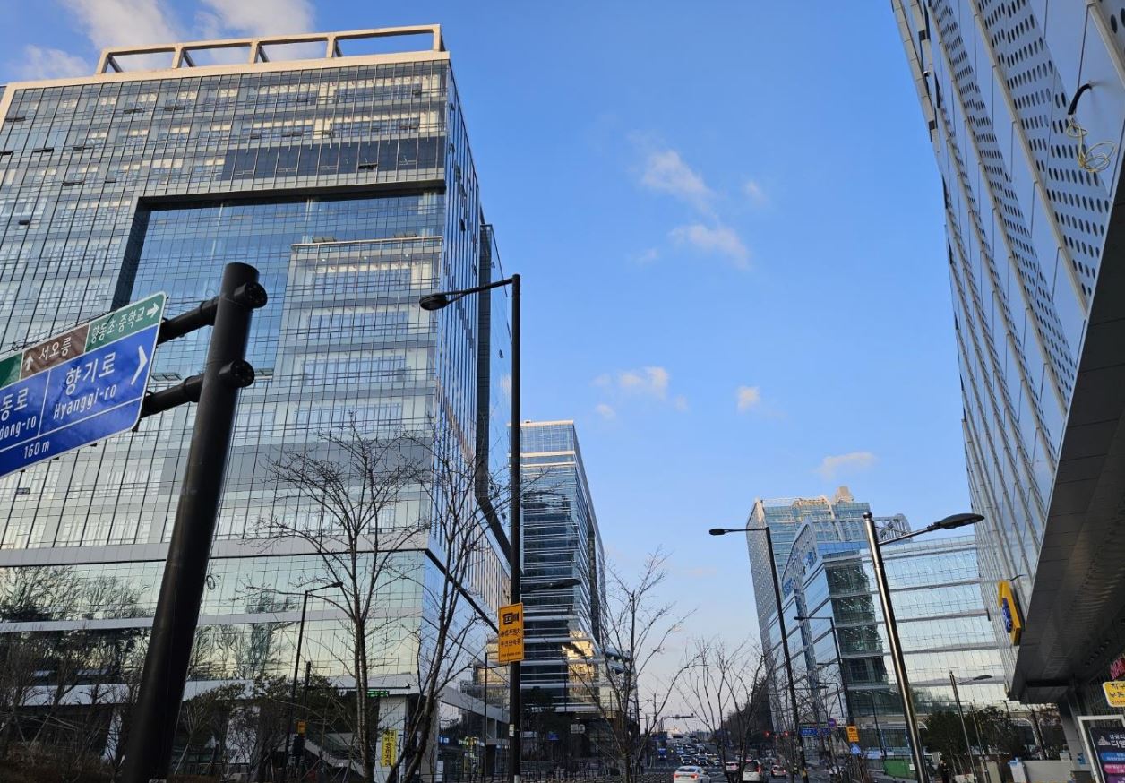 덕양구 향동동에 있는 지시산업센터. 부동산시장이 비교적 호황이었던 2010년대 후반부터 2020년대 초반까지는 규제 완화 바람을 타고 각 지자체마다 경쟁하듯 지식산업센터를 신축할 정도로 각광을 받았던 지식산업센터가 이제는 입주율 저조와 맞물려 공급과잉이라는 평가를 받고 있다. 사진 = 손동숙 