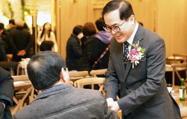 대의원과 반갑게 인사를 나누는 황진선 일산새마을금고 이사장(오른쪽)