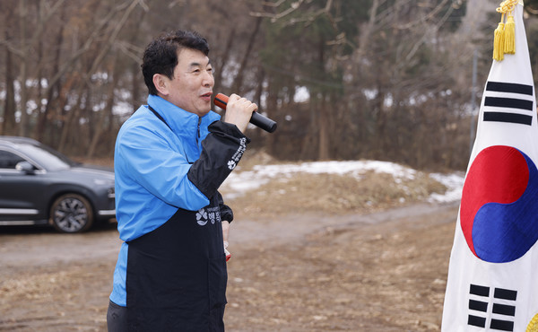 우영택 한국자유총연맹 고양시지회장이 연탄봉사 해단식에서 인사말을 하고 있다.