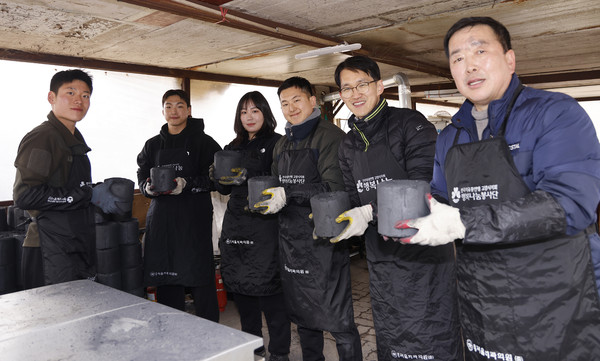 (왼쪽부터) 연탄봉사에 참여한 9사단 홍원표 하사와 강준성 하사, 김민지 소위, 이준영 중사, 이철균 국방부  준위, 이동균 예비역 원사가 비지땀을 흘리며 환하게 웃고 있다.