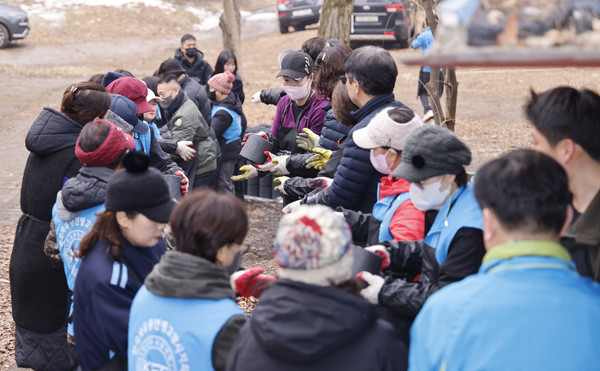 길게 늘어선 봉사자들의 손을 따라 연탄과 함께 따듯한 마음도 전달됐다.