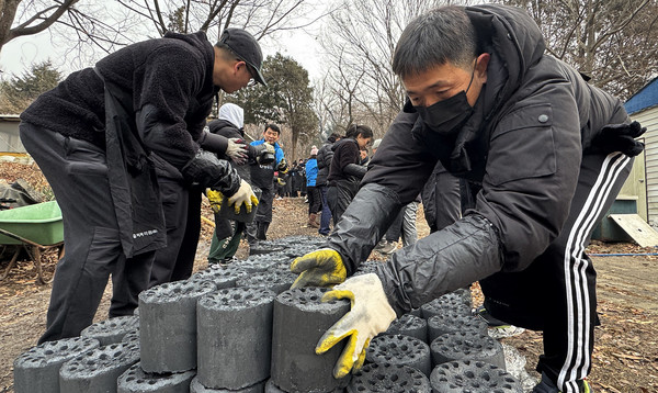 참여자들과 연탄을 나르는 우영택 고양시지회장(가운데 파란 점퍼).