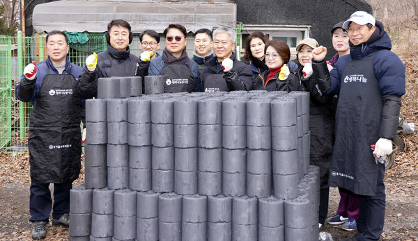 강원도민회 고양특례시지회와 예비역 현역 군인들이 함께 연탄을 나르기 전에 기념 촬영을 했다.
