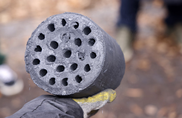 이날 나눔 봉사자들의 마음은 22개의 연탄 구멍으로 스며들어 온정을 더했다.