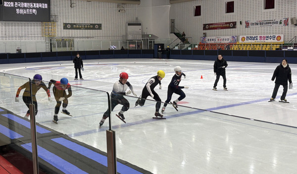 빙상 500m 종목 출전한 김동욱 선수(빨간 모자)의 경기 장면.