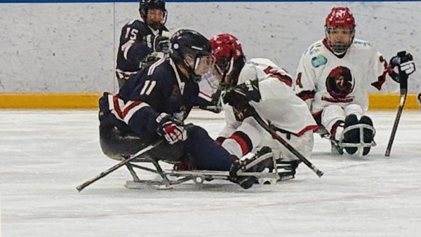 고양아이스워리워스 아이스하키팀(흰색유니폼)의 경기 장면