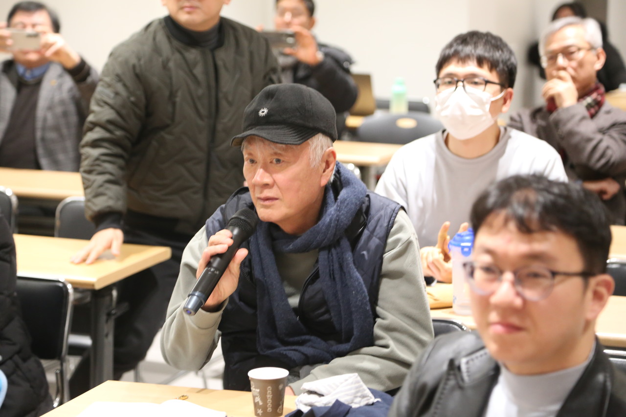 이날 고양포럼에는 정발산동에 거주하는 김훈 작가도 참석해 관심을 보였다. 이종수 교수의 강의 후 질문을 하고 있는 김훈 작가.