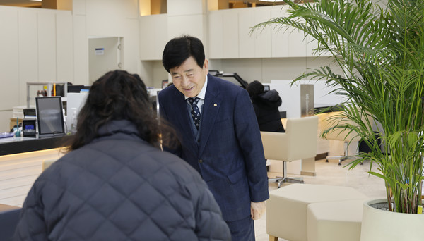 김재진 고양누리새마을금고 이사장이 정기총회에 참석하는 대의원을 반갑게 맞이하고 있다.