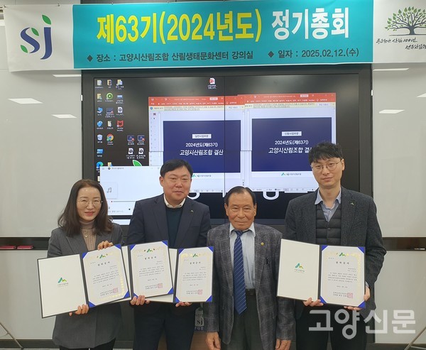 김대연 회장(오른쪽 두 번째)이 성제 김상인선생 추모 장학회 장학증서와 장학금을 전달했다.