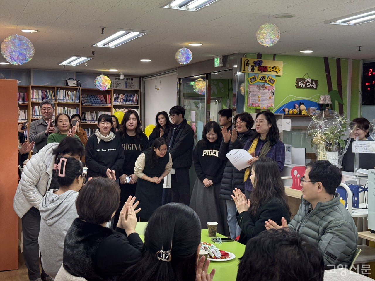 사립으로 전환된 고양동작은도서관의 운영을 맡게 될 신임 운영위원들이 인사를 하고 있다.