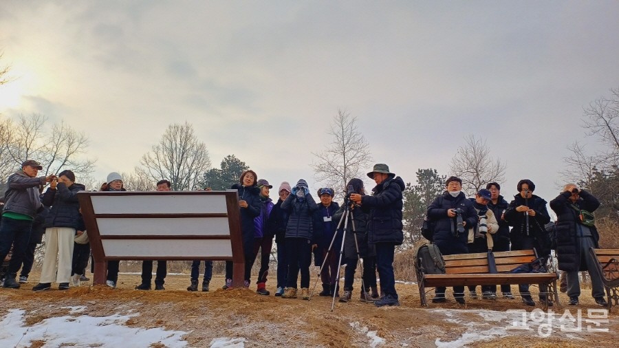 장산전망대에서 초평도와 농경지의 독수리를 관찰하는 참가자들. 