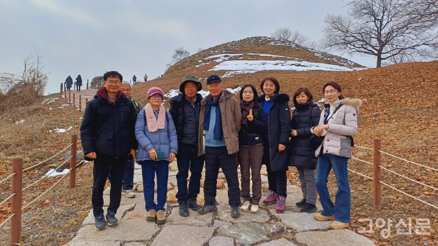 탐방에 참가한 김훈 작가(사진 가운데).  
