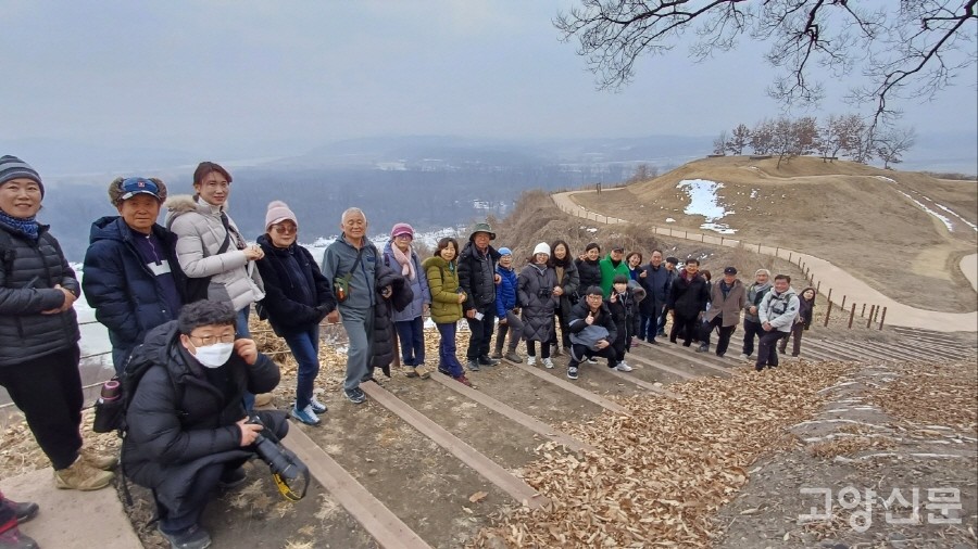 내성과 외성이 아름다운 곡선을 그리고 있는 덕진산성. 