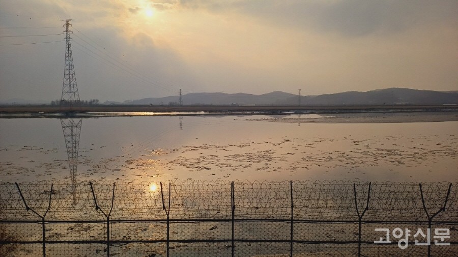 반구정에서 바라본 임진강. 강변을 따라 높은 철조망이 둘러져있다. 