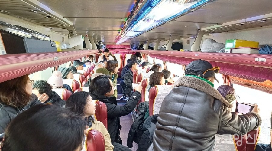 차를 타고 이동하다가 두루미 가족이 등장하면 참가자들의 시선과 카메라가 일제히 한쪽 창가로 쏠렸다. 