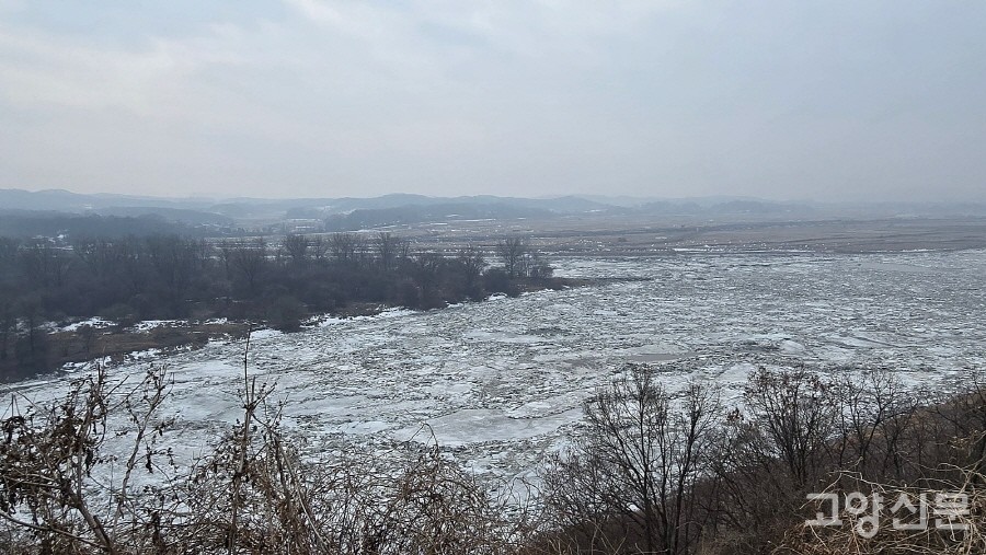 덕진산성에서 내려다 본, 유빙으로 가득한 임진강. [사진=박경만]