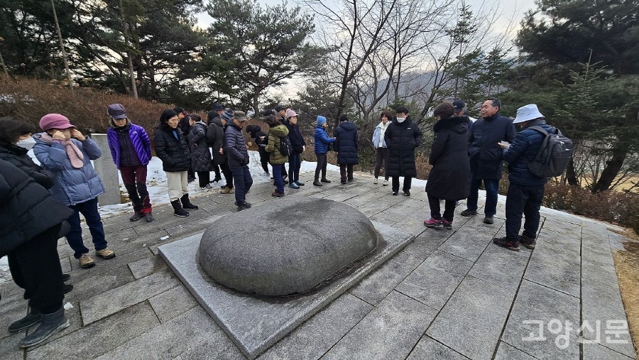 파주 검단산에 자리한 장준하 묘역을 둘러보는 참가자들. [사진=박경만]