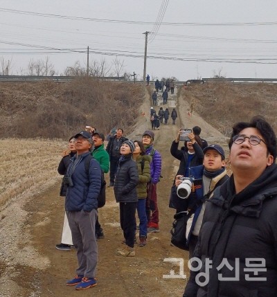 머리 위로 독수리가 비행하자 참가자들이 이동하던 발길을 멈추고 하늘을 올려다보고 있다. 