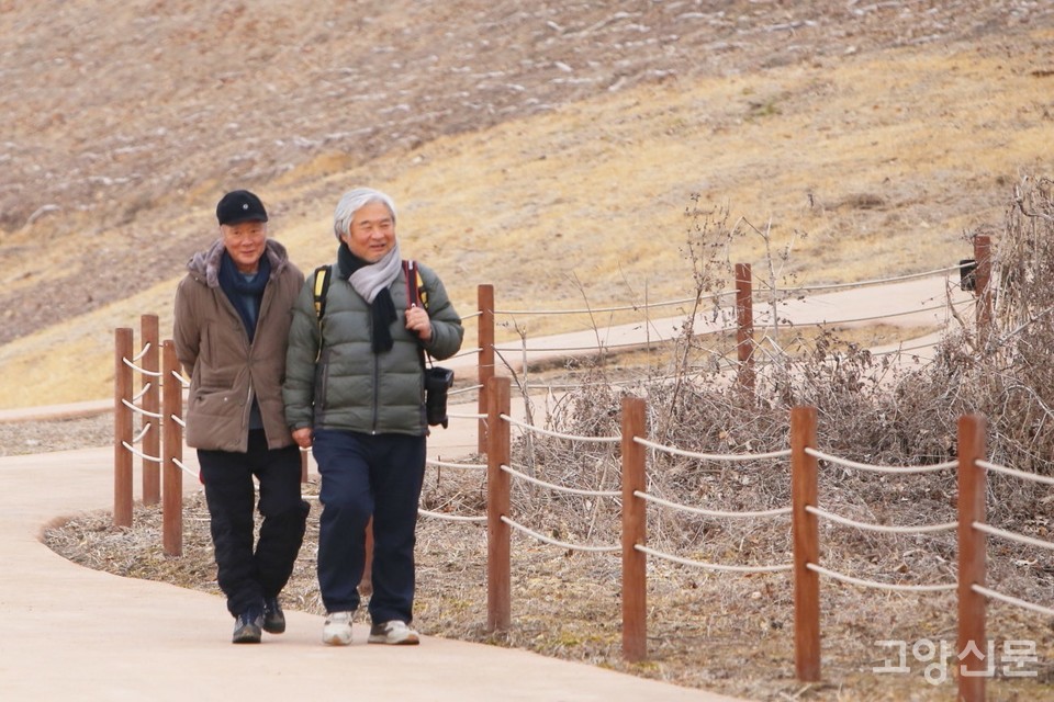 밝은 표정으로 일행과 함께 덕진산성을 걷고 있는 김훈 작가. 나들이에 참가한 나경표 님의 사진이다.
