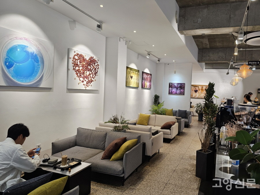 전시가 열리는 공갤러리카페 1층. 