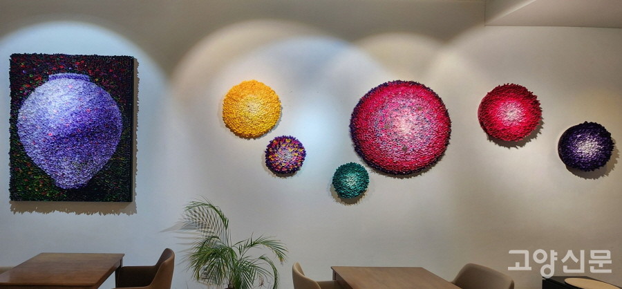 와인꽃으로 표현된 부조 작품들. 